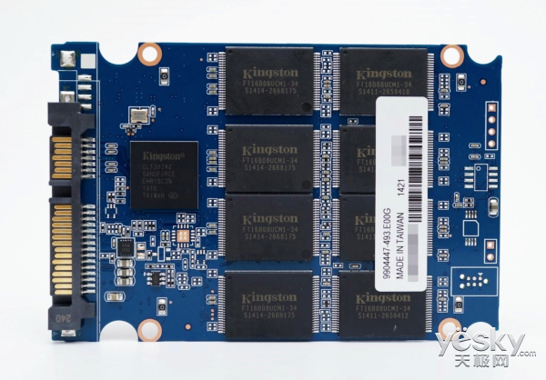 这是一块SSD，不同于传统机械硬盘，它的内部是由一个个闪存颗粒组成的