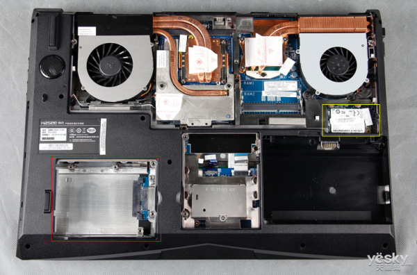 黄框：mSATA；红框：SATA硬盘位