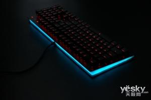 　　另外，键帽背光以及氛围灯的呼吸频率可一并调整，亮度可单独进行调整甚至关闭。