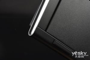 　　键盘背面细节做的很好，整体看不到螺丝，包括键盘的正面也找不到一颗螺丝，提升了键盘的整体感。