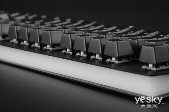 　　钛度金属师TKM300采用了类似三明治的设计，中间的夹层可从顶部以及两侧透光，灯光颜色上TKM300为红色。