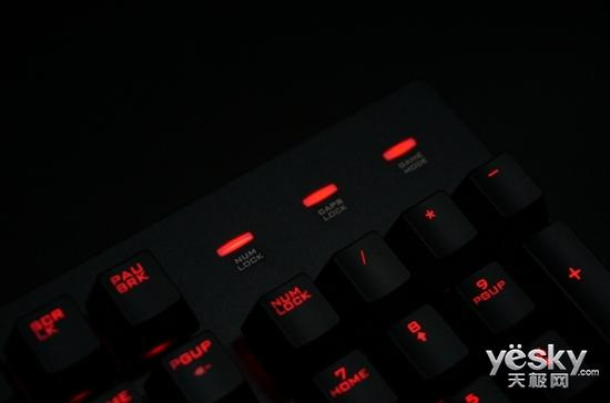 　　除了键帽背光，氛围灯也可以进行2种模式调节：