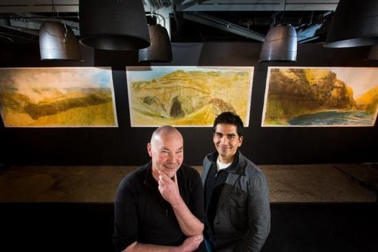 　　Keith Salmon （左），Neel Joshi （右）；背后是Keith Salmon 的三幅地狱谷风景画