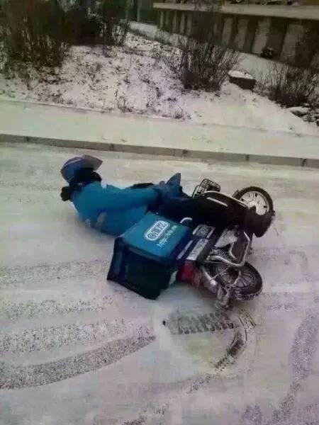 雪天摔倒的外卖员
