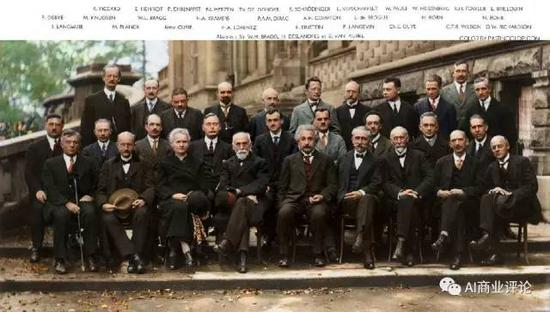 （这张照片上的人们，大概是罗振宇们不在乎的）