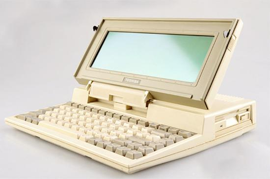 TOSHIBA T1000（也有人说这是首款笔记本电脑）