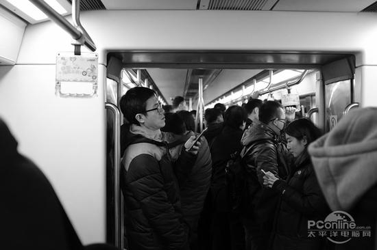 光圈：F2 快门：1/256 sec ISO：3200（点击查看原图）