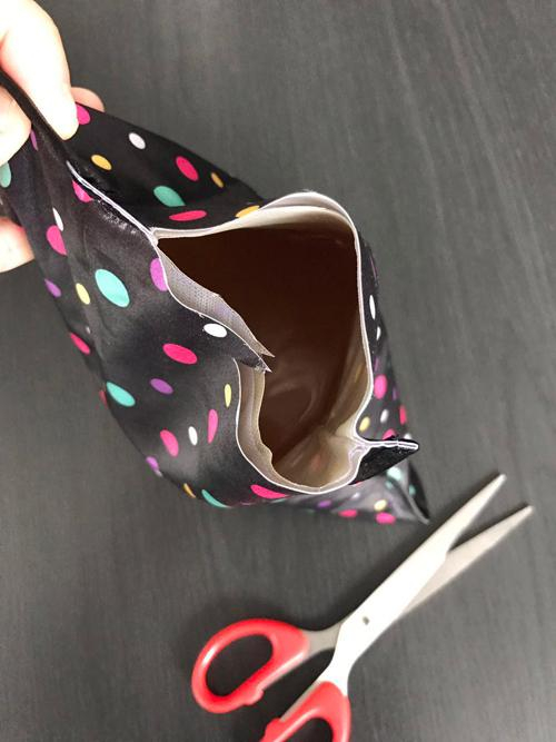 剪开后里面发黄的液体，有刺激性气味