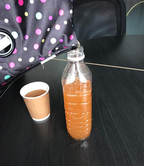 将液体倒出，发现是偏砖红色的