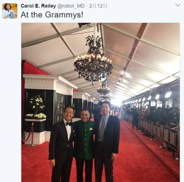 ↑你以为人家只在科技圈混得风生水起，炫妻狂魔还带老婆走上了格莱美的红毯！