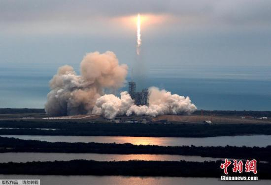 资料图：SpaceX今年2月19日重启“太空物流”，从人类首次登月发射台成功发射“猎鹰9”火箭。