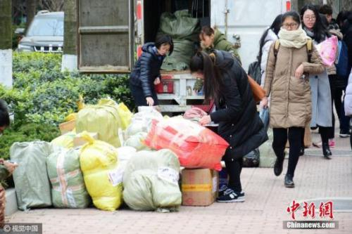 资料图：2月21日，位于山东青岛一高校校园内各大快递点业务量陡增。skd 摄 图片来源：视觉中国