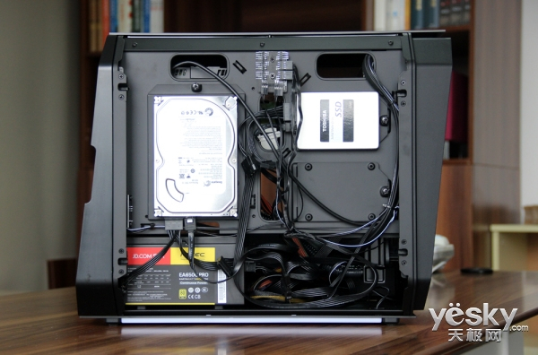 &nbsp;&nbsp;&nbsp; 硬盘和电源安装位置也设计巧妙，下端电源走线空间也十分充足。