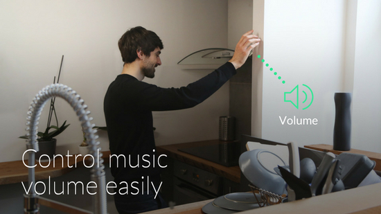 　　也能够透过挥动手臂调整喇叭音量。