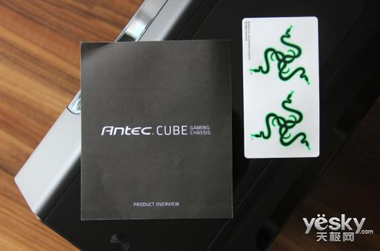 &nbsp;&nbsp;&nbsp; 包装内除了机箱主体和常规的螺丝包之外，还有一本使用说明及独特的雷蛇贴纸。