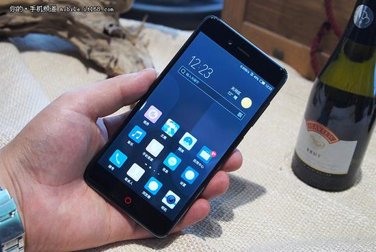 努比亚Z17mini外观