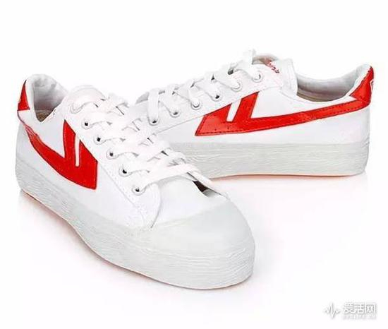 　　上为Celine的撞脸鞋，下为回力的经典运动鞋！