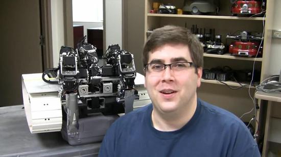 　　首先，这个机器人会礼貌的问问你‘准备好了吗？’。