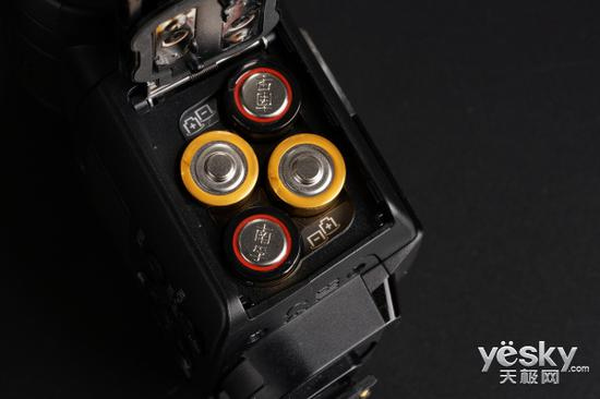 电池仓（4节5号电池供电）