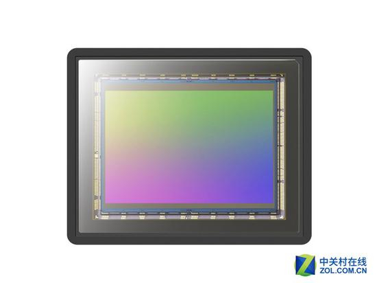 这块传感器是索尼全新开发的堆栈式传感器，总像素2830万，有效像素2420万