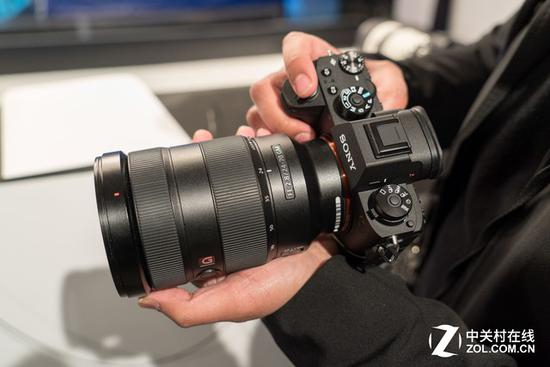 体积上来看，索尼A9与A7II基本相同，仅仅是重量增加100余克
