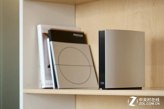 斐讯K3采用流线型外观、冷峻的银+黑色调