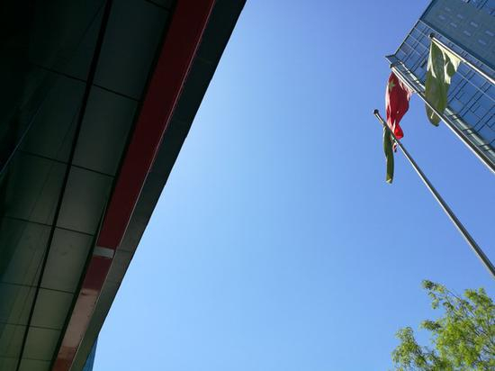 手机原图，宽容度差导致画面左侧暗处细节缺失