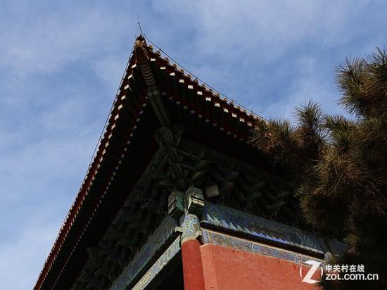 蓝天白云测光正常，建筑暗处死黑