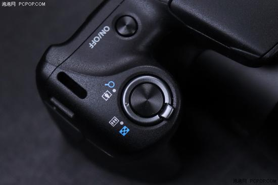 变焦拨杆与快门位于手柄上方，操作便利