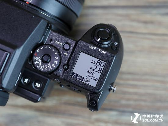 GFX&nbsp;50S背光为全发光的白色背光，效果相当好