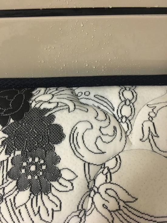 次卧的床和床垫都被水浸湿