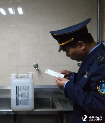 执法人员上门对多家电影院3D眼镜消毒情况进行检查