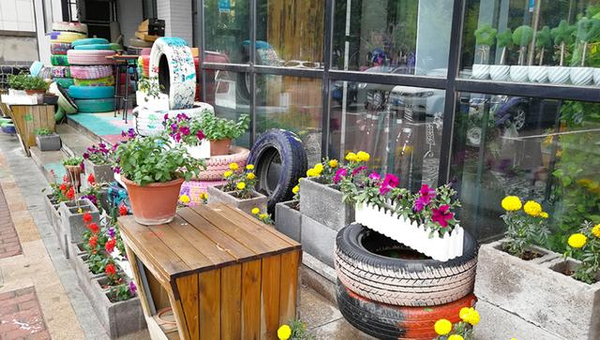 对于后置1200万日常拍照，nova 2的表现还是能够满足大家使用的。拍出来的画面白平衡还原较为准确，而且清晰度也不错。