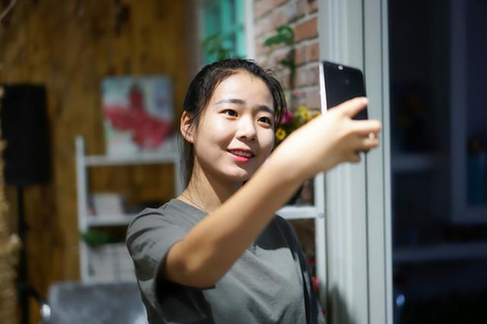 2000万前置，喜欢自拍或者经常玩直播的妹子那就有福了，让我们看看实际的自拍效果吧。