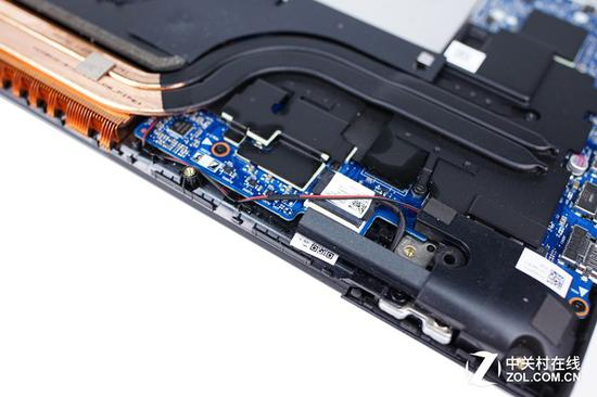 一侧扬声器的连接线从热管下方走过