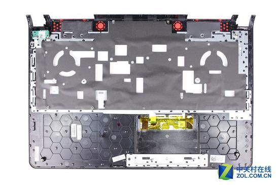 游匣的键盘下方有金属背板支撑