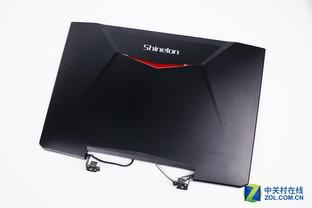 机械革命和炫龙的A面都采用大一块金属板一体压制成型