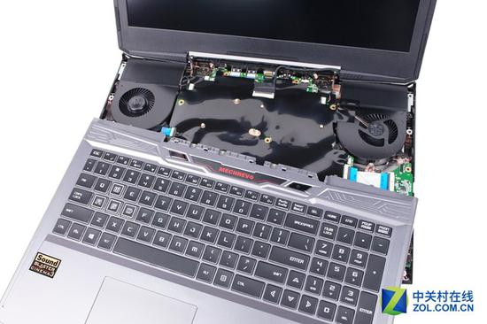 键盘下方做了一定的防水处理