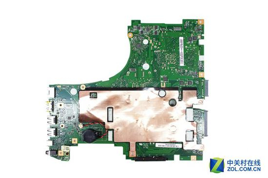 飞行堡垒的主板背面有隔热铜纸防止热量扩散到电脑C面掌托位置