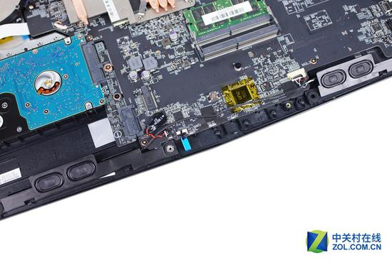 扬声器连接线用胶布固定