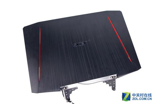 A面有类似金属拉丝的纹理，但实质为塑料