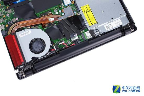 飞行堡垒电池附近堆积了很多排线