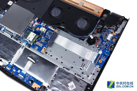 取下电池以及HDD即可看清拯救者R720大部分的走线情况