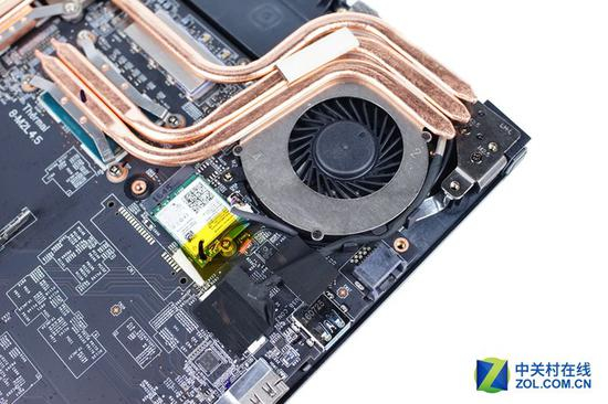 WiFi与屏幕排线由风扇边缘的卡扣固定