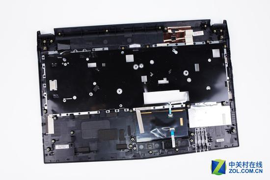 C面背面的金属板较薄