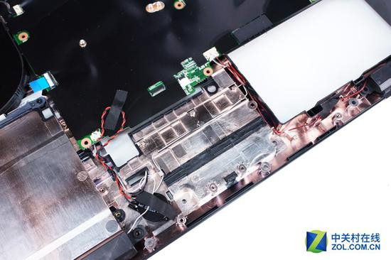 扬声器的连接线有走线槽