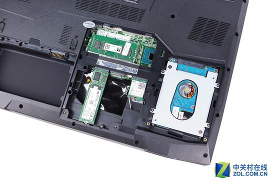 SSD下方的键盘、背光、触控板排线都被胶纸固定的很好