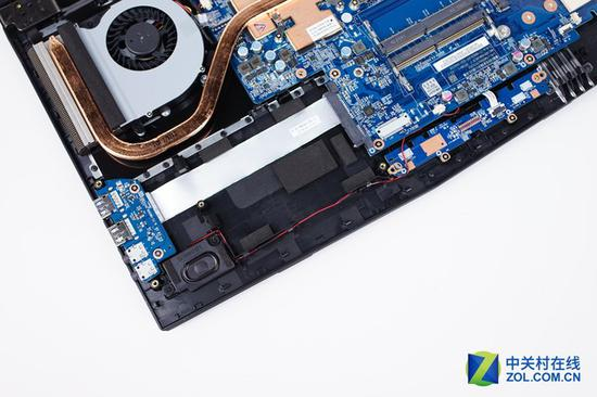 仅有扬声器排线有卡扣固定槽，但排线过长