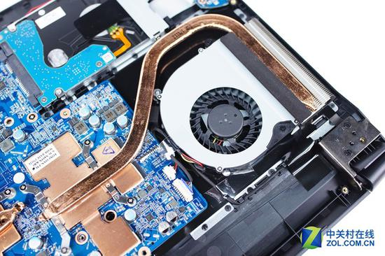 另一侧的风扇旁的排线也由胶带固定