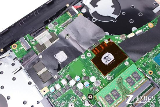 飞行堡垒的主板上对于发热量大的区域都有隔热贴纸保护